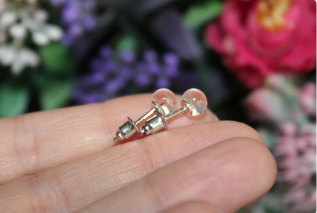 Dandelion seeds studs mini